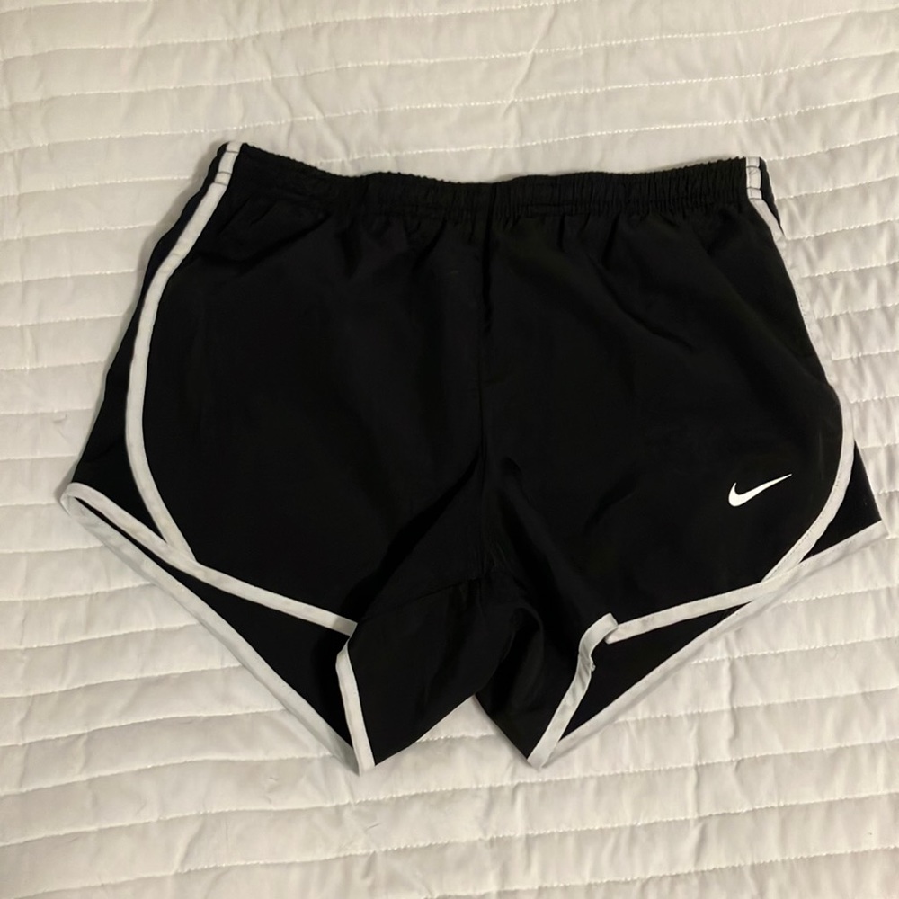 Girls medium Nike Tempo shorts